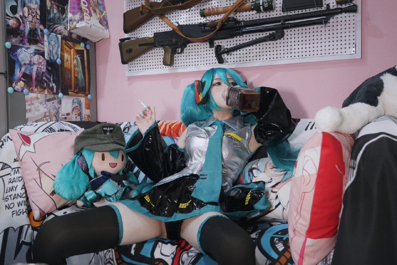 虚拟歌姬这个b班真的是上够了等老娘喝完这瓶穷逼乐就把你们全都鲨了from 叮当喵喵-新春贺岁版