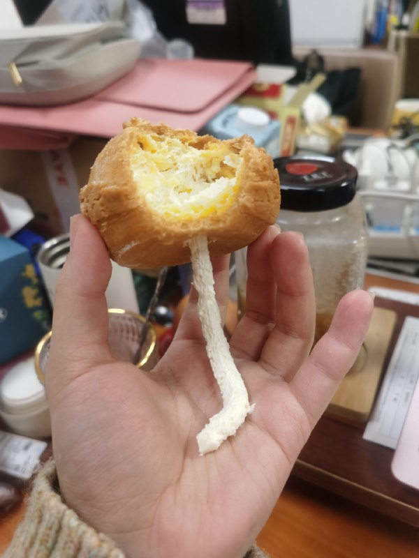 我吃了一口泡芙戏剧性的一幕出现了 #今天有什么好笑的from 即刻精选
