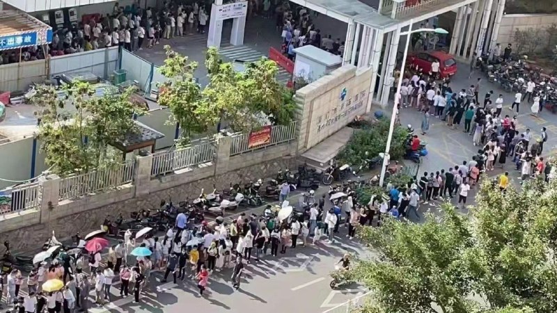 很多朋友问厦门打疫苗的人多吗？如图，现在五院的门口大热天的一堆人排队，你还说没人打疫苗？#新冠疫苗 #厦门from 奶昔频道 - 还有【9】天高考