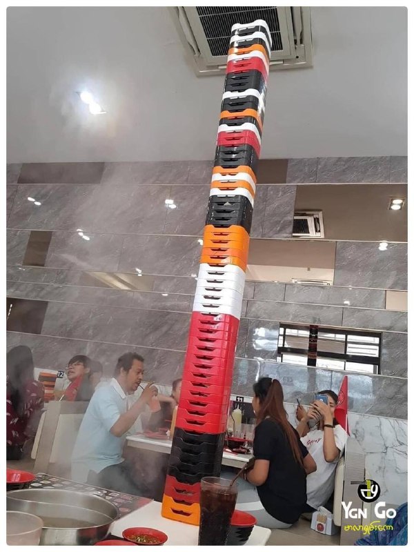 当我和我闺蜜去吃砖石后面自助火锅店时😂