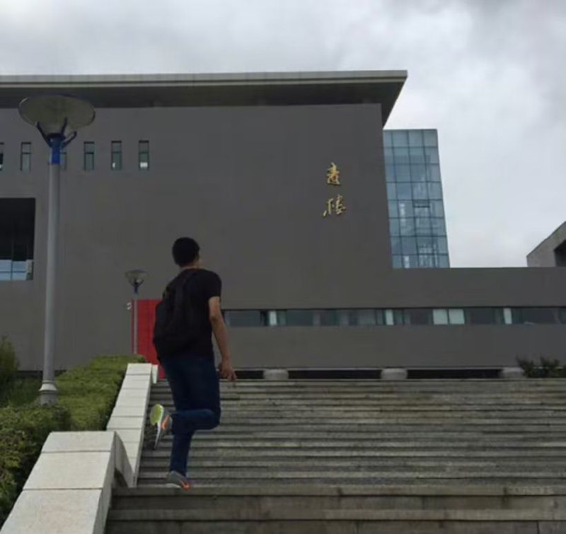 这哪个学校的丹青楼丹字被吹跑了变成青楼了via Chiang Kai Shek