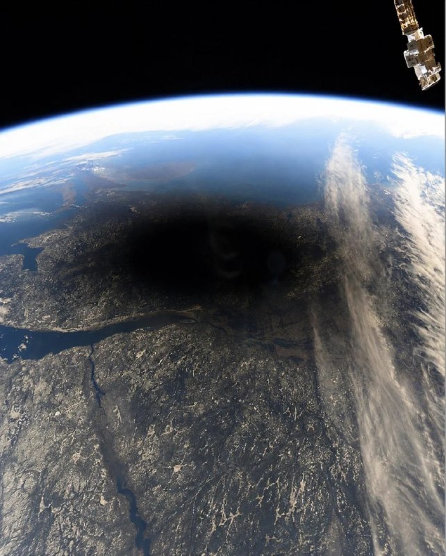 从太空观测到的日食阴影 by NASA