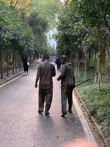 出淤泥而全染,濯清涟而贼妖  #学校每年会举办挖藕大赛出淤泥而全染,濯清涟而贼妖  #学校每年会举办挖藕大赛