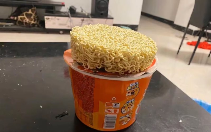 我发现面饼可以压泡面欸via 琉璃月