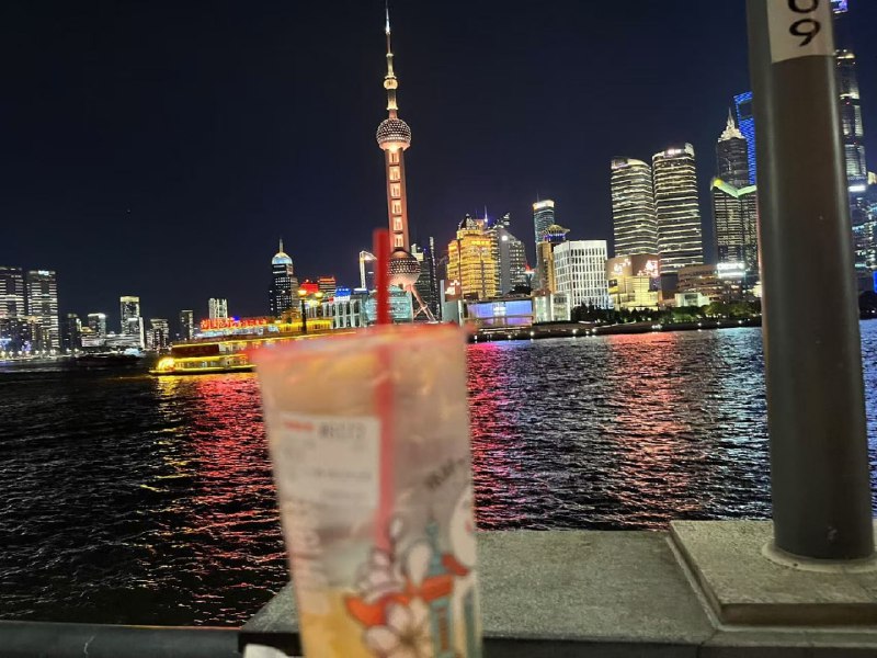 怎么回事，刚拍完照东方明珠就开始发光了via 7号沙雕网友