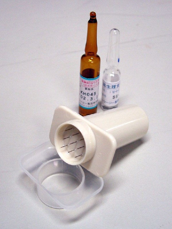 我学到了一个新知识，这种肩膀上九个点像戒疤一样的痕迹，是日本特有的卡介苗接种疤痕，因为日本接种卡介苗用的针头长这样，然后因为卡介苗疤痕会随着年龄增长而减淡，所以画出明显的疤痕就是强调角色年龄很小，日本人真是炼铜的行家，用不上的知识增加了from 沙雕图（秽土转生） via my nbkls我学到了一个新知识，这种肩膀上九个点像戒疤一样的痕迹，是日本特有的卡介苗接种疤痕，因为日本接种卡介苗用的针头长这样，然后因为卡介苗疤痕会随着年龄增长而减淡，所以画出明显的疤痕就是强调角色年龄很小，日本人真是炼铜的行家，用不上的知识增加了from 沙雕图（秽土转生） via my nbkls