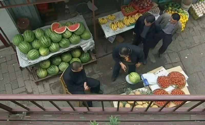 楼下水果摊骂起来了，真烦人，我想一盆水倒下去