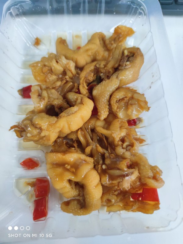 我拿了这么一盒方便鸡爪从公司厕所旁边的茶水间 用微波炉加热 刚刚出来 就有人一脸震惊的看着我 甚至还拍了照我当时还不知道怎么回事直到刚刚 我看见公司大群里传出了我穷得吃屎的传闻.......行政部的小姐姐还号召给我募捐........#精品