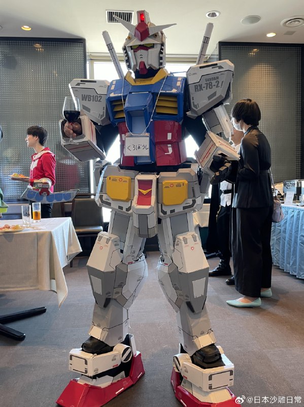 婚礼的第二场聚会，因为他们说要穿Suit（西装），于是我就穿着Mobile Suit（机动战士）来了