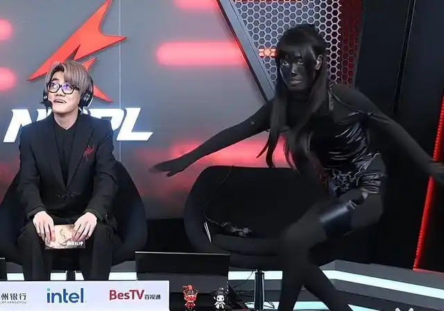 永劫无间 直播厅里的女解说员被批过于暴露，然后……from 平壤卫视永劫无间 直播厅里的女解说员被批过于暴露，然后……from 平壤卫视