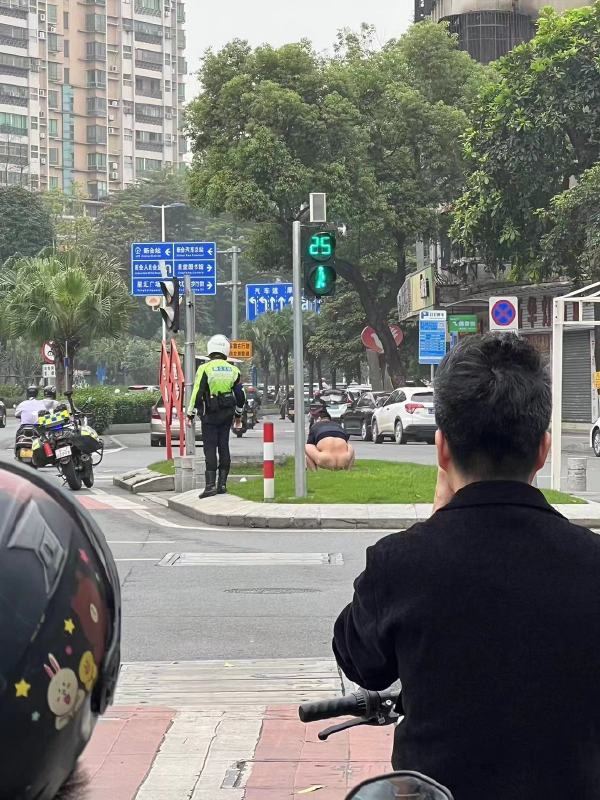 交警有什么好....via 每日提肛小助手 今天你提了嘛