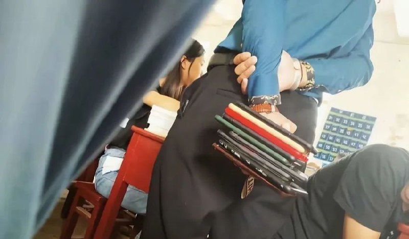 一张图证明你带手机去过学校😋via Cc GRX