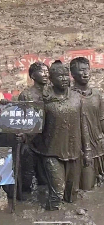 出淤泥而全染,濯清涟而贼妖  #学校每年会举办挖藕大赛出淤泥而全染,濯清涟而贼妖  #学校每年会举办挖藕大赛