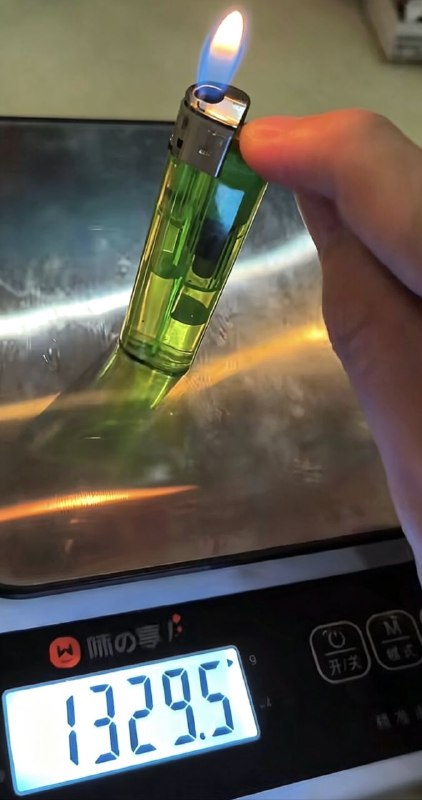 你们看一个没点着的打火机只有10.6克，而点着的打火机居然有一公斤多这太不可思议了