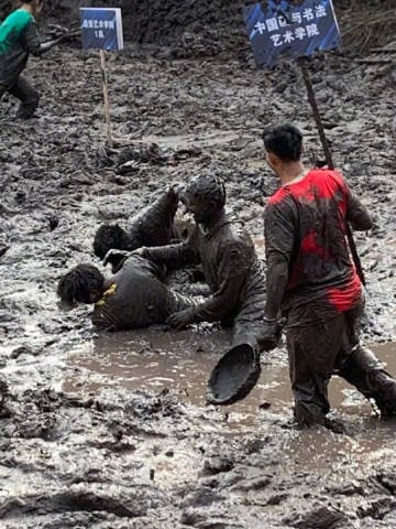 出淤泥而全染,濯清涟而贼妖  #学校每年会举办挖藕大赛出淤泥而全染,濯清涟而贼妖  #学校每年会举办挖藕大赛