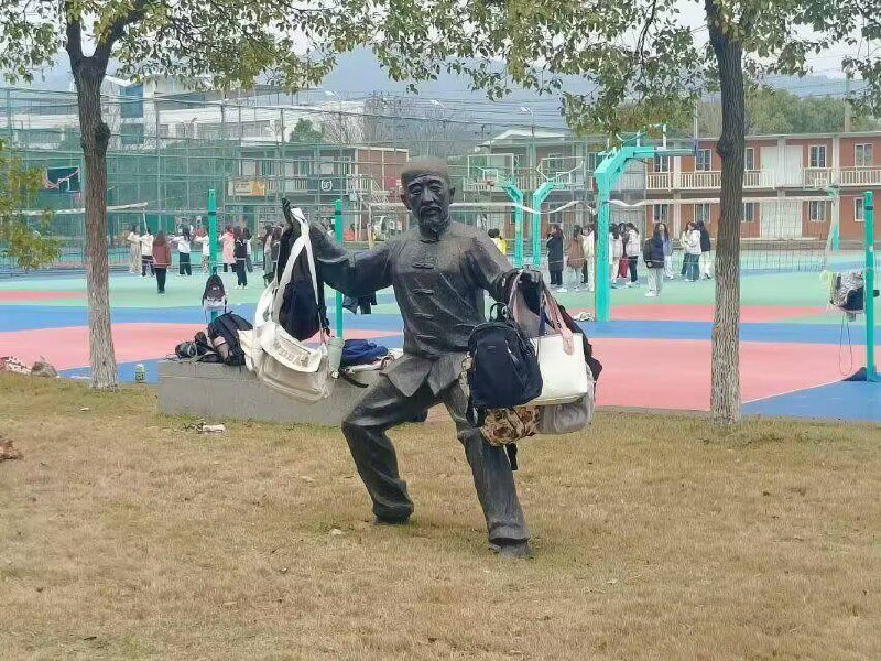 南村群童欺我老无力 纷纷把包丢给me