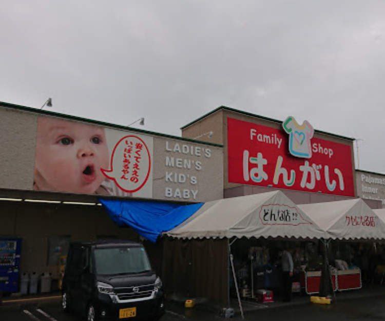 来自地狱的令人毛骨悚然的孩子出现在一家日本商店的招牌上——它因暴露在阳光下而褪色