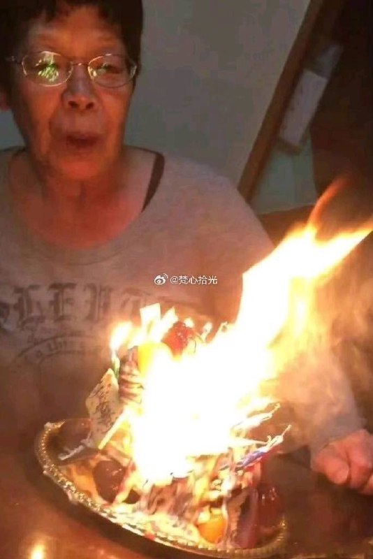 按照奶奶的年龄插了相应的蜡烛！爸爸看了我一眼，感觉眼里有杀气按照奶奶的年龄插了相应的蜡烛！爸爸看了我一眼，感觉眼里有杀气