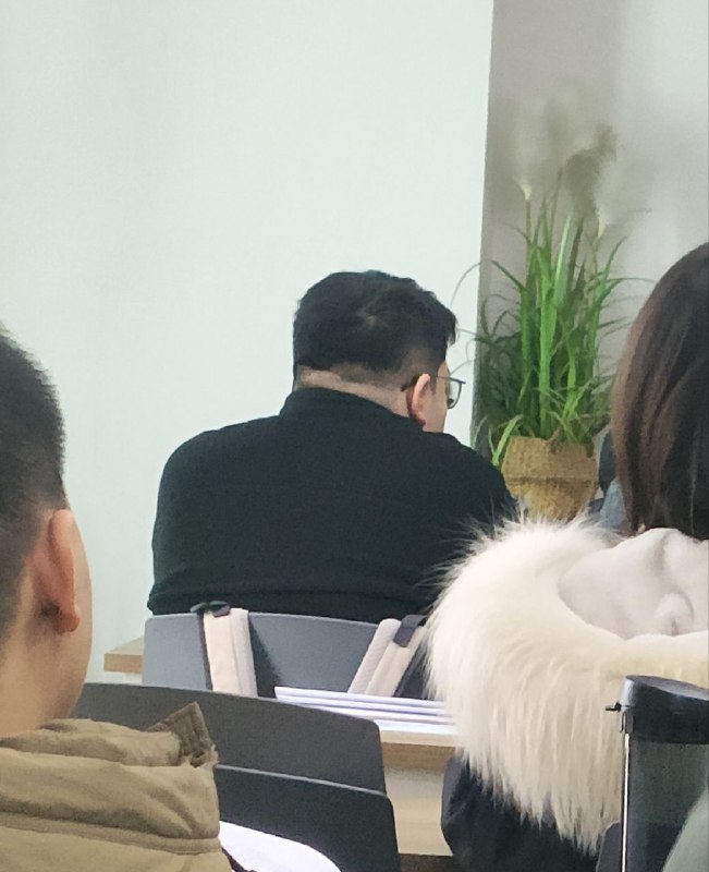 邻座的正恩同学偶尔会用太阳悄悄发光