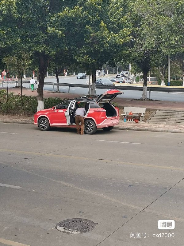 这是在给车刷油漆？via 𝙋𝙖𝙣𝙙𝙖这是在给车刷油漆？via 𝙋𝙖𝙣𝙙𝙖