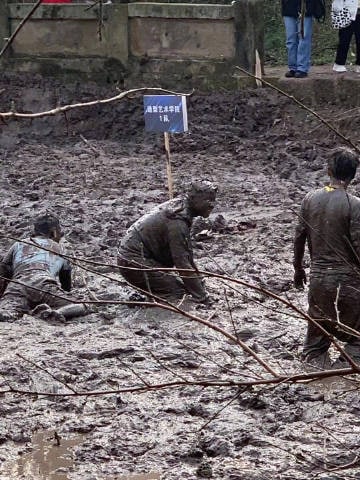 出淤泥而全染,濯清涟而贼妖  #学校每年会举办挖藕大赛出淤泥而全染,濯清涟而贼妖  #学校每年会举办挖藕大赛
