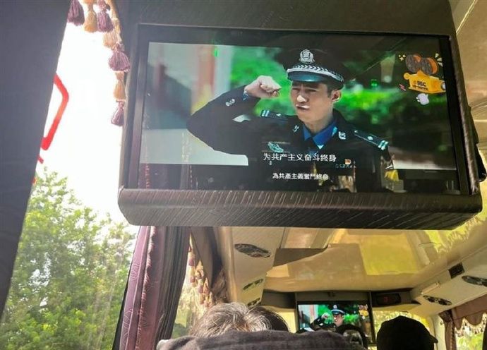据台媒报道，台中市府役男专车9月23日将新兵送往军营时，游览车内播放内容为《为共产主义奋斗终生》的大陆影片