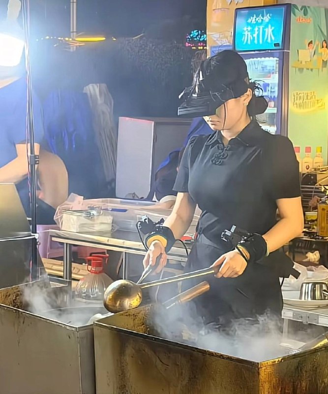 虽然知道这是为了給具身智能采集数据赚点外快补贴家用但夜市看见这个还是太他妈赛博朋克了from 荔枝木