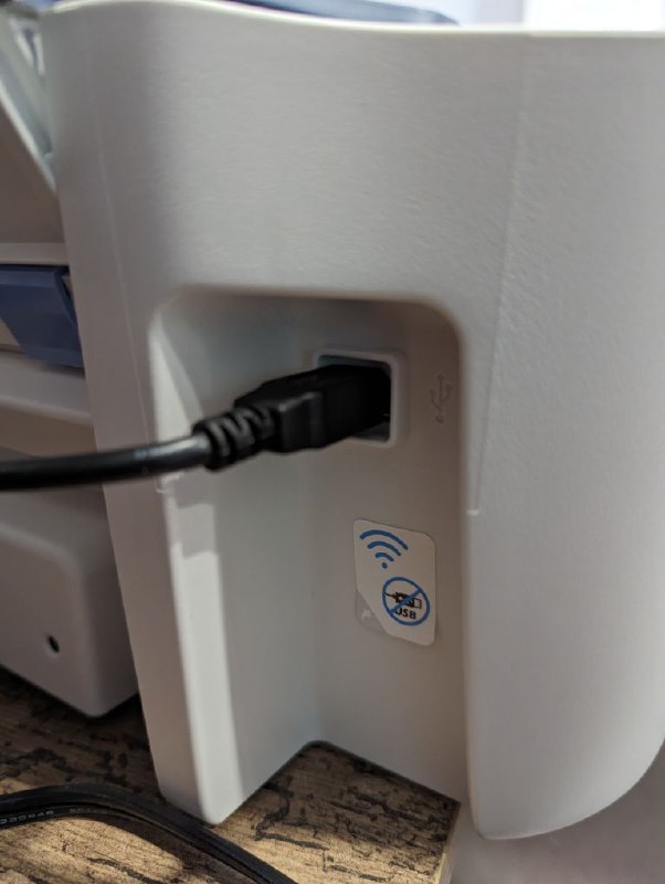 惠普声称其无线打印机并不支持USB，但事实上他们只不过用了一张贴纸遮挡USB接口Mastodon用户指控惠普欺诈，惠普声称其廉价打印机只支持Wi-Fi而没有USB接口