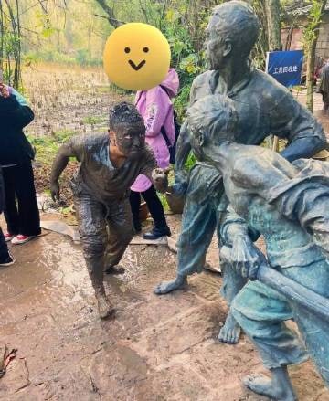 出淤泥而全染,濯清涟而贼妖  #学校每年会举办挖藕大赛出淤泥而全染,濯清涟而贼妖  #学校每年会举办挖藕大赛