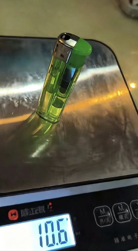 你们看一个没点着的打火机只有10.6克，而点着的打火机居然有一公斤多这太不可思议了
