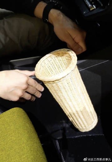 我还说新的雷诺R5车里有个筐子是干嘛的，结果.....是法国车了.....这选配，得有我还说新的雷诺R5车里有个筐子是干嘛的，结果.....是法国车了.....这选配，得有