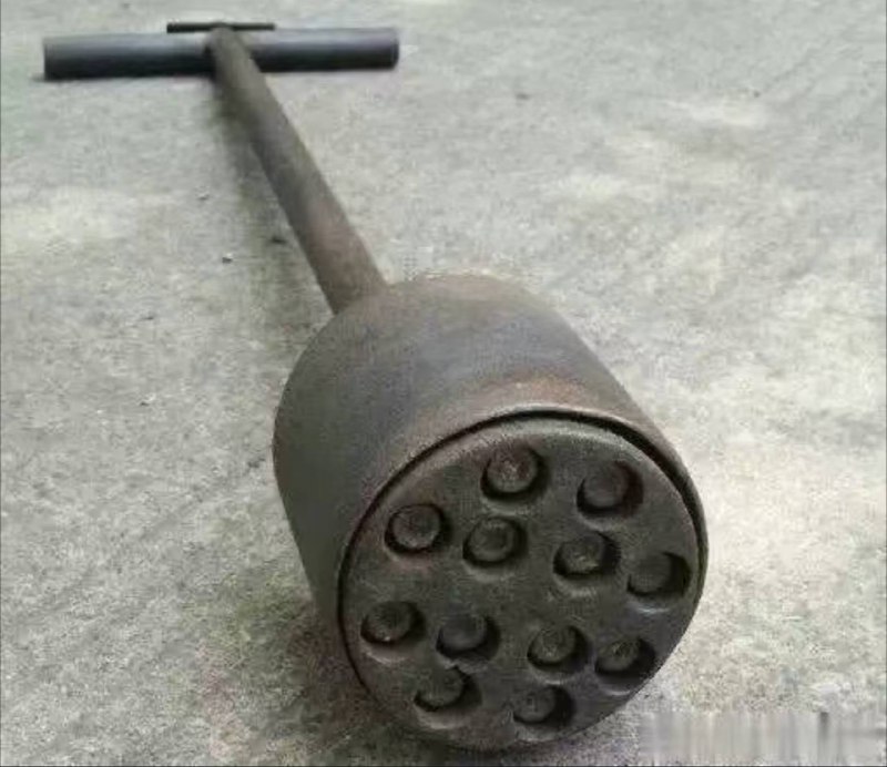 现在的小盆友可能不知道，在上个世纪后期，北方的很多家庭在寒冷的冬日是依靠家用石墨同位素气冷反应堆取暖的，下图就是当年日常使用的堆芯一体成型加工装置