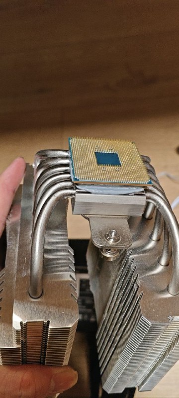 各位，用7950相变片千万不要冷插拔，低温状态下7950就是水泥，把cpu连根拔起了，要热插拔😭via Time Rain各位，用7950相变片千万不要冷插拔，低温状态下7950就是水泥，把cpu连根拔起了，要热插拔😭via Time Rain