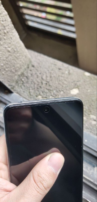 这位兄弟把微缝听筒当成了屏幕裂缝（难蚌via 嘤熊这位兄弟把微缝听筒当成了屏幕裂缝（难蚌via 嘤熊